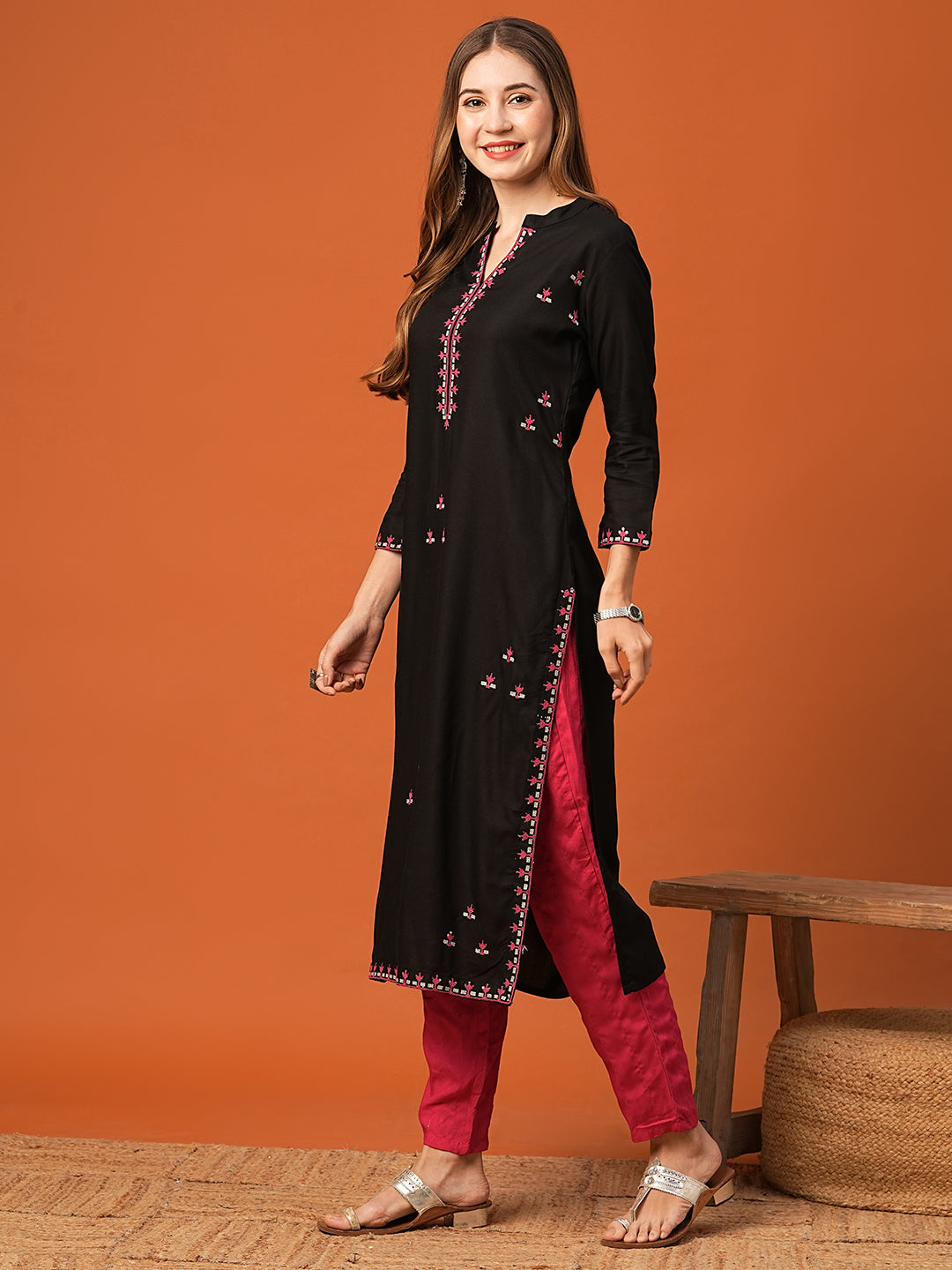 Solid Floral Thread Work Embroidered Straight Fit Kurta - Black