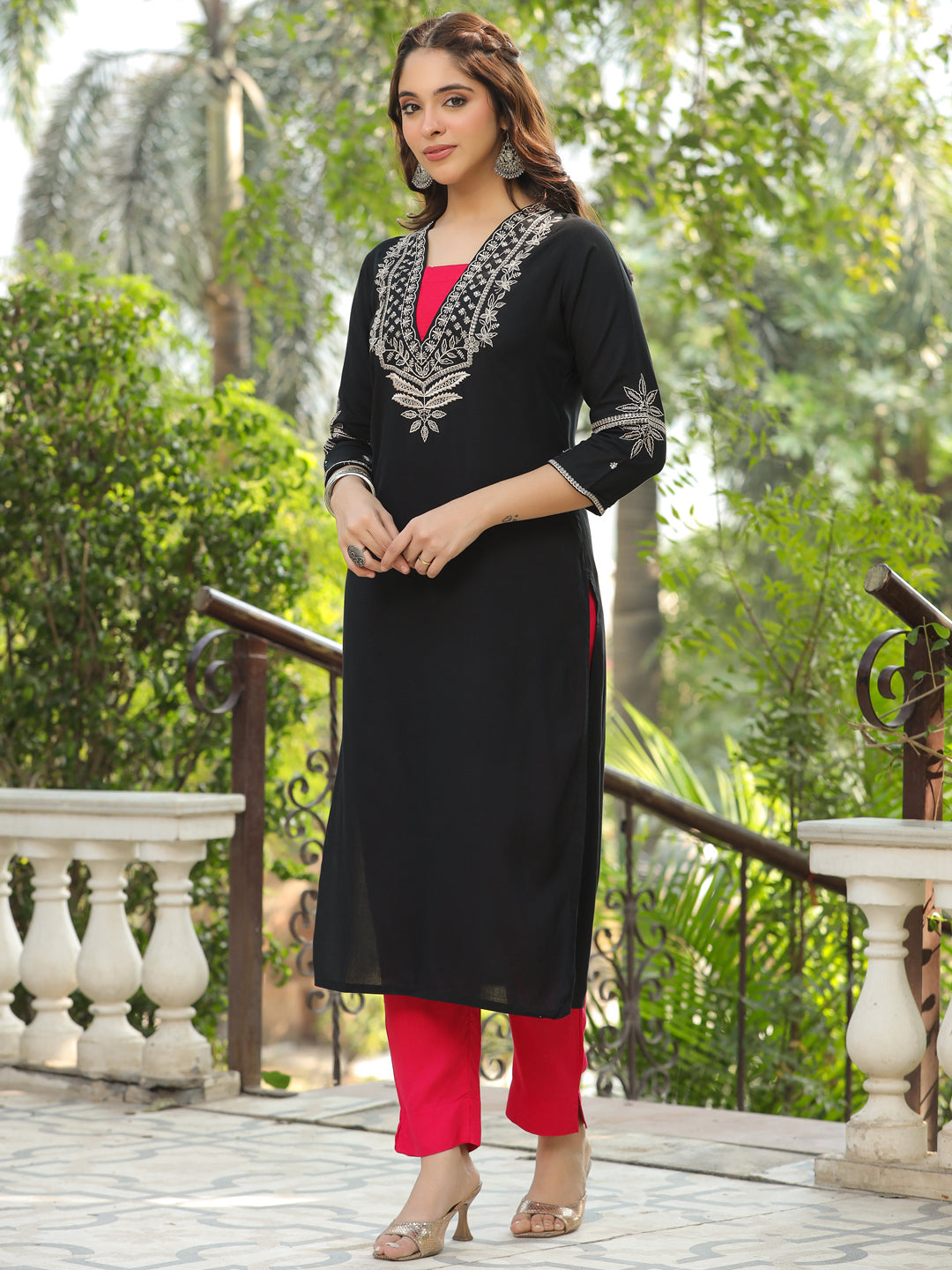 Solid Floral Embroidered Straight Fit Kurta with Pant - Black