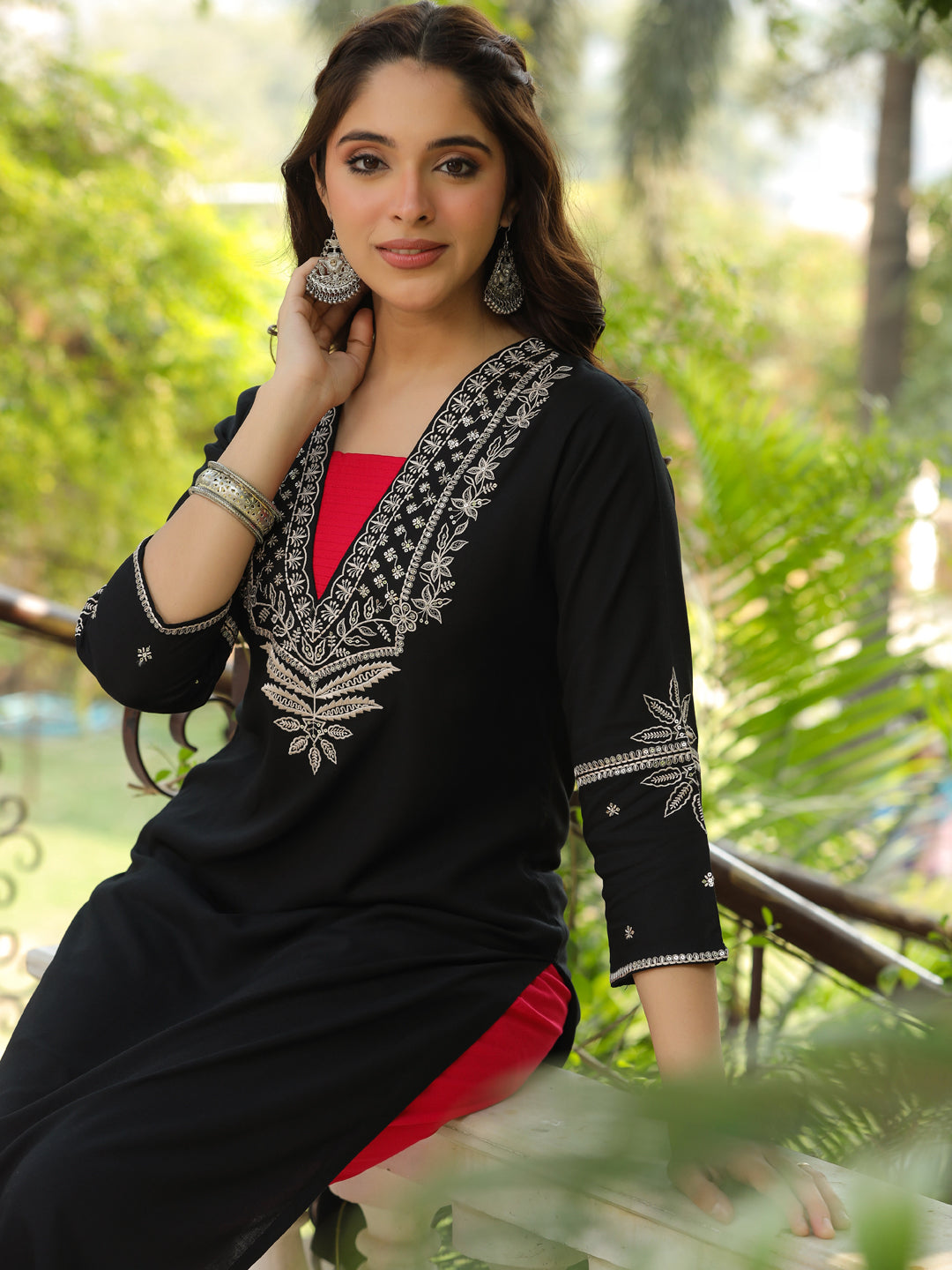 Solid Floral Embroidered Straight Fit Kurta with Pant - Black