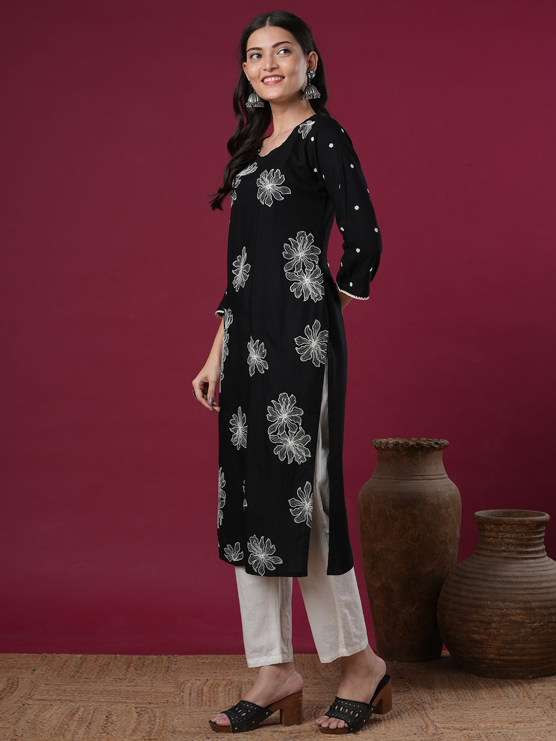 Solid Abstract Floral Embroidered Straight Fit Kurta - Black
