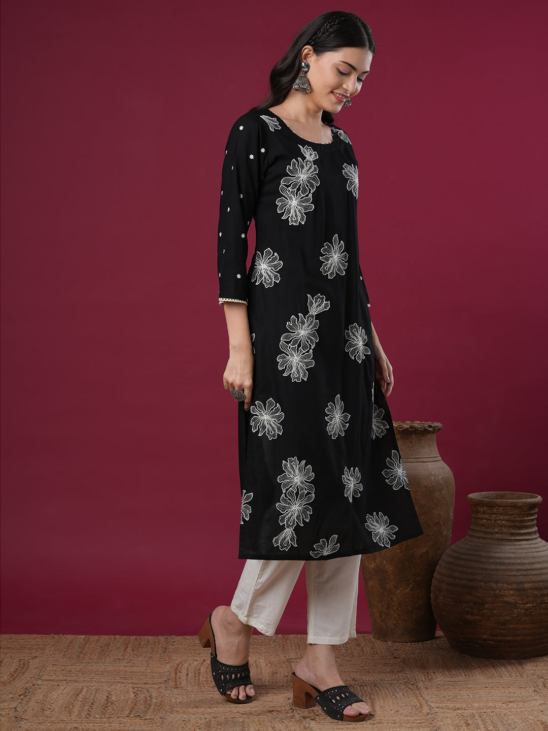 Solid Abstract Floral Embroidered Straight Fit Kurta - Black