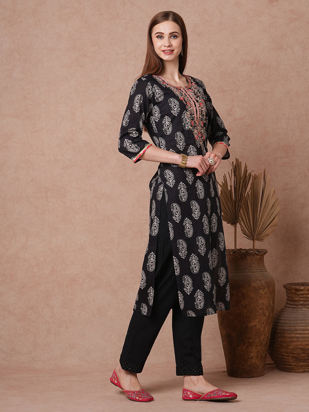 Ethnic Floral Printed Straight Fit Cotton Kurta - Black