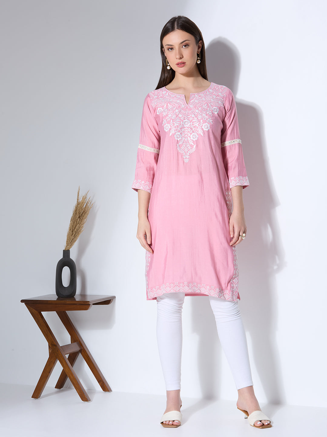 Solid Floral Threadwork Embroidered Straight Fit Kurta - Pink
