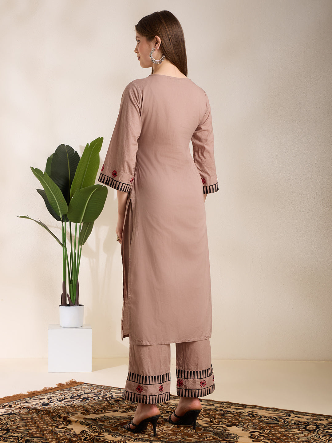 Solid Geometric Embroidered Straight Fit Kurta with Palazzo - Light Grey