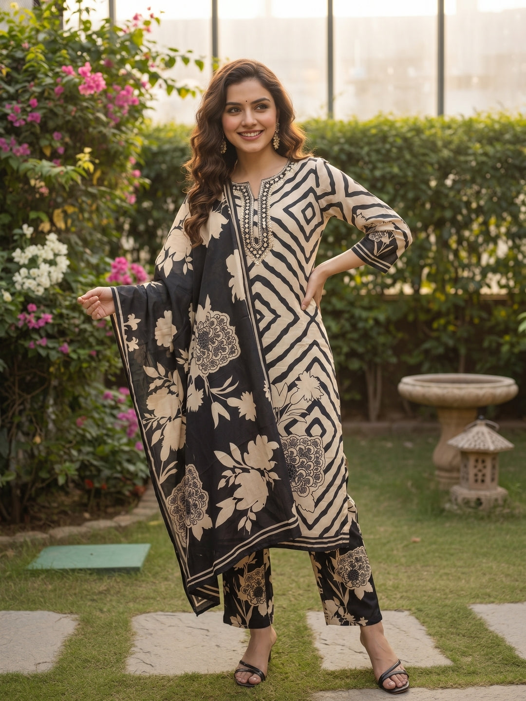 Geometric Abstract Print Mirror Work Straight Kurta with Pant & Dupatta - Black