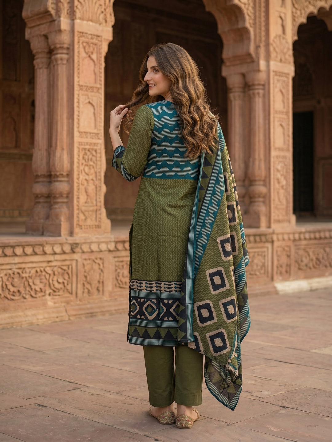 Geometric Printed Straight Kurta with Pant & Dupatta - Green