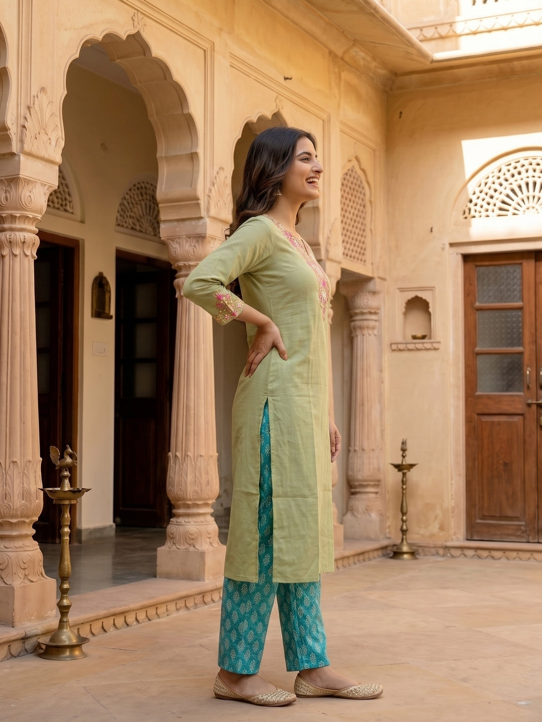 Solid Floral Hand Embroidered Straight Fit Kurta - Green