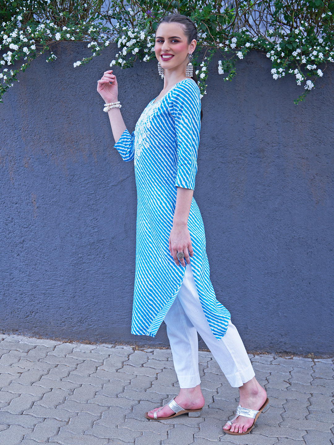 Leheriya Printed & Chikankari Embroidered Straight Fit Kurta – Blue