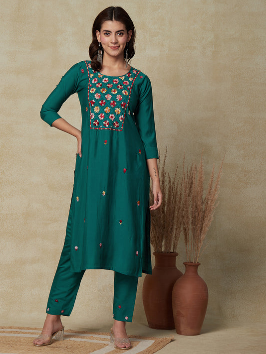 Solid Floral Hand Embroidered Straight Fit Kurta - Green
