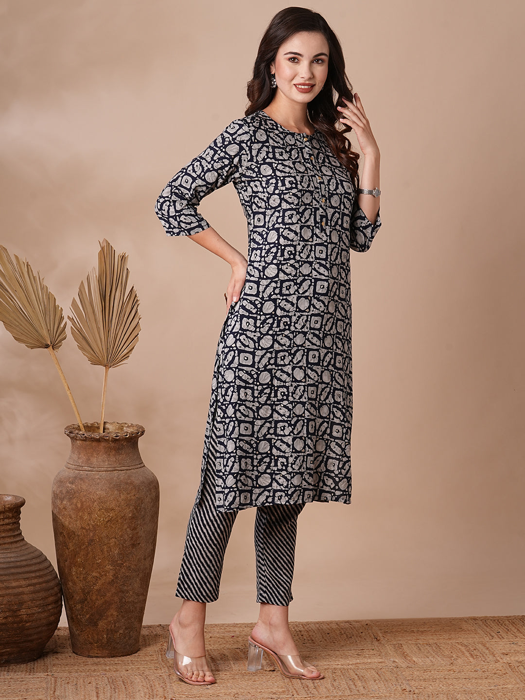 Geometric Printed Straight Fit Kurta with Pant - Black