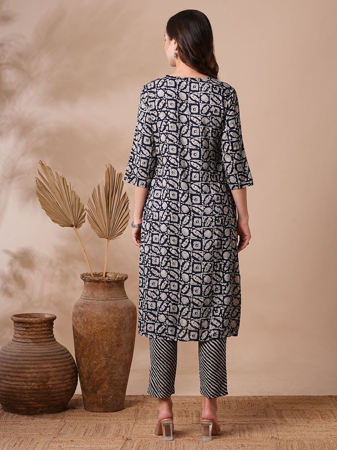 Geometric Printed Straight Fit Kurta with Pant - Black