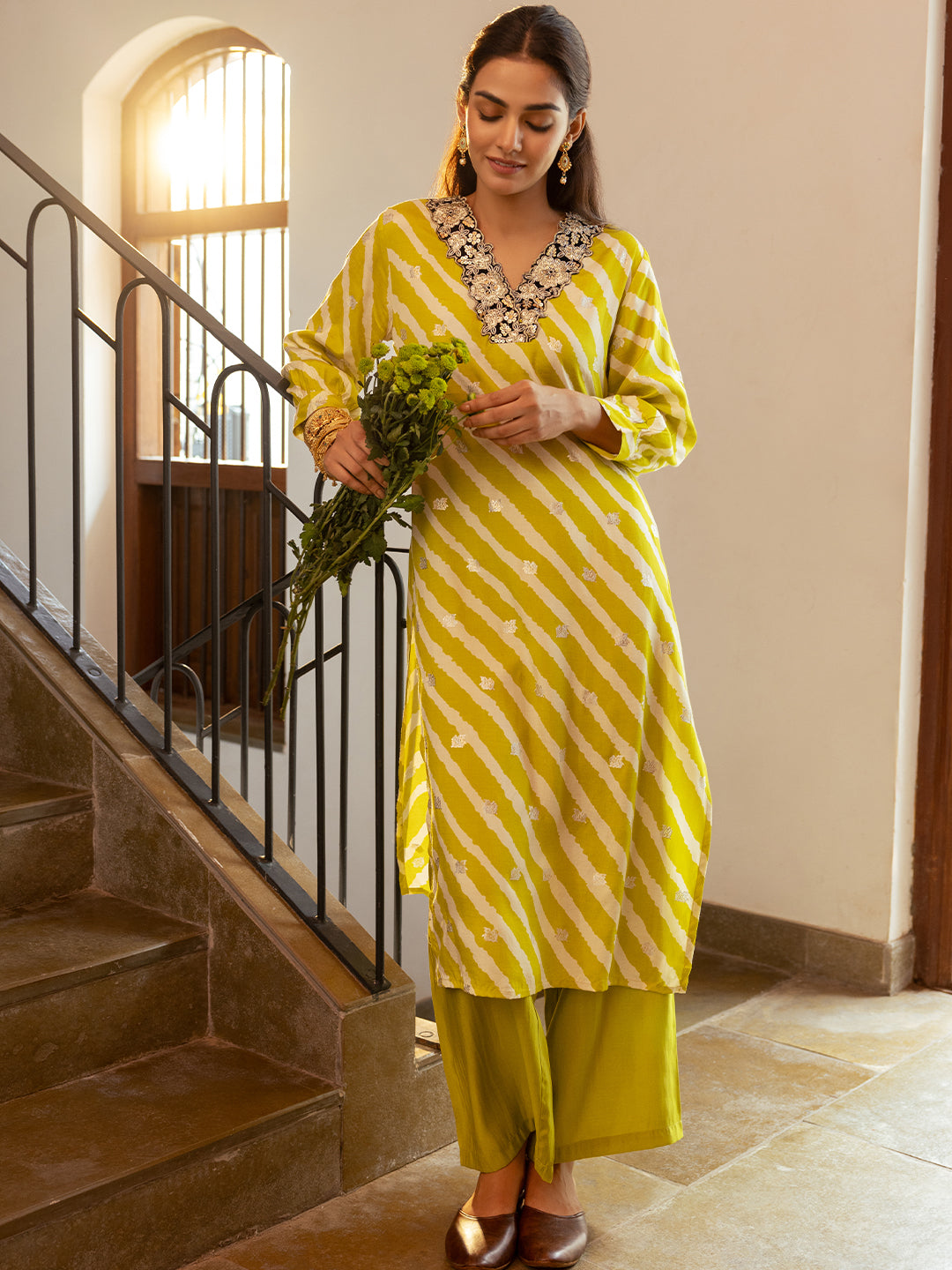 Leheriya Foil Printed & Zari Embroidered Straight Fit Kurta with Pant - Green