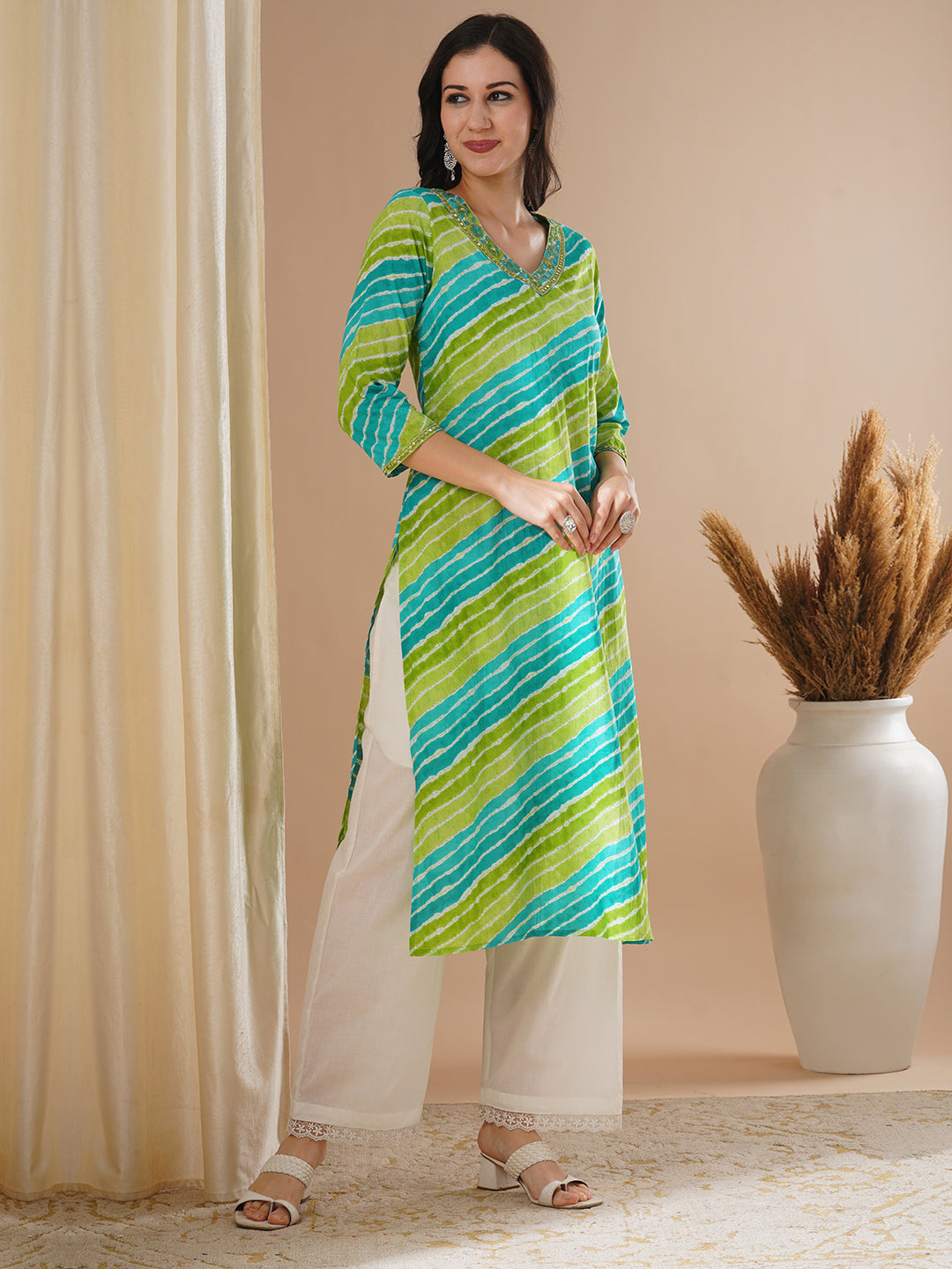 Leheriya Printed & Floral Embroidered Straight Fit Kurta - Green