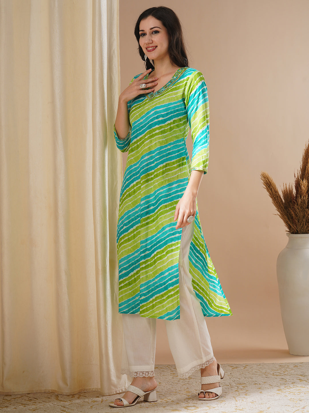 Leheriya Printed & Floral Embroidered Straight Fit Kurta - Green