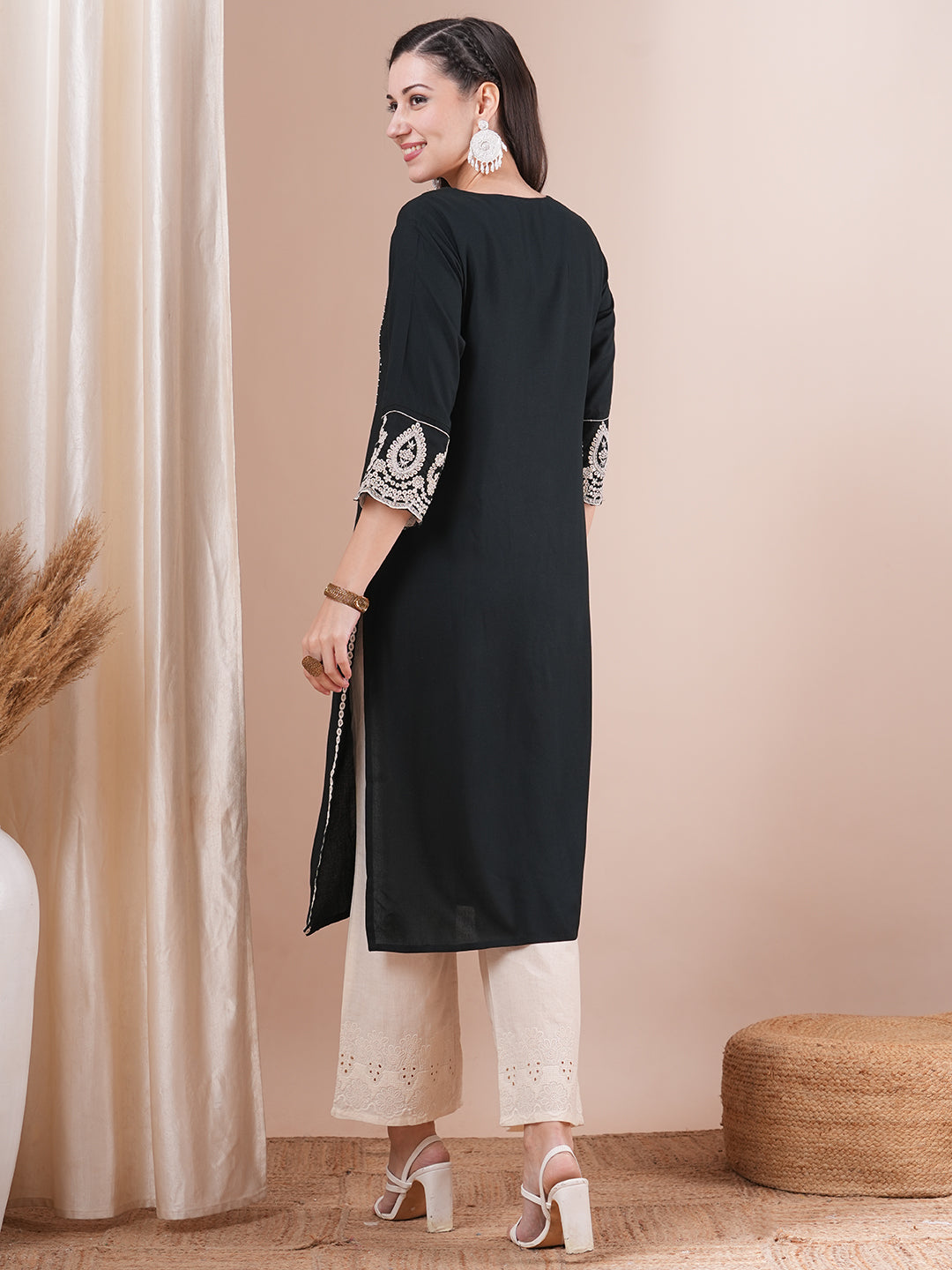 Solid Ethnic Embroidered Straight Fit Kurta - Green