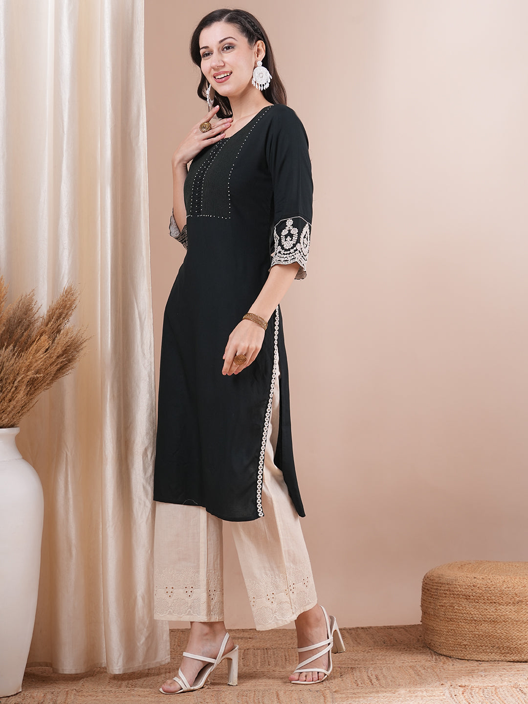 Solid Ethnic Embroidered Straight Fit Kurta - Green