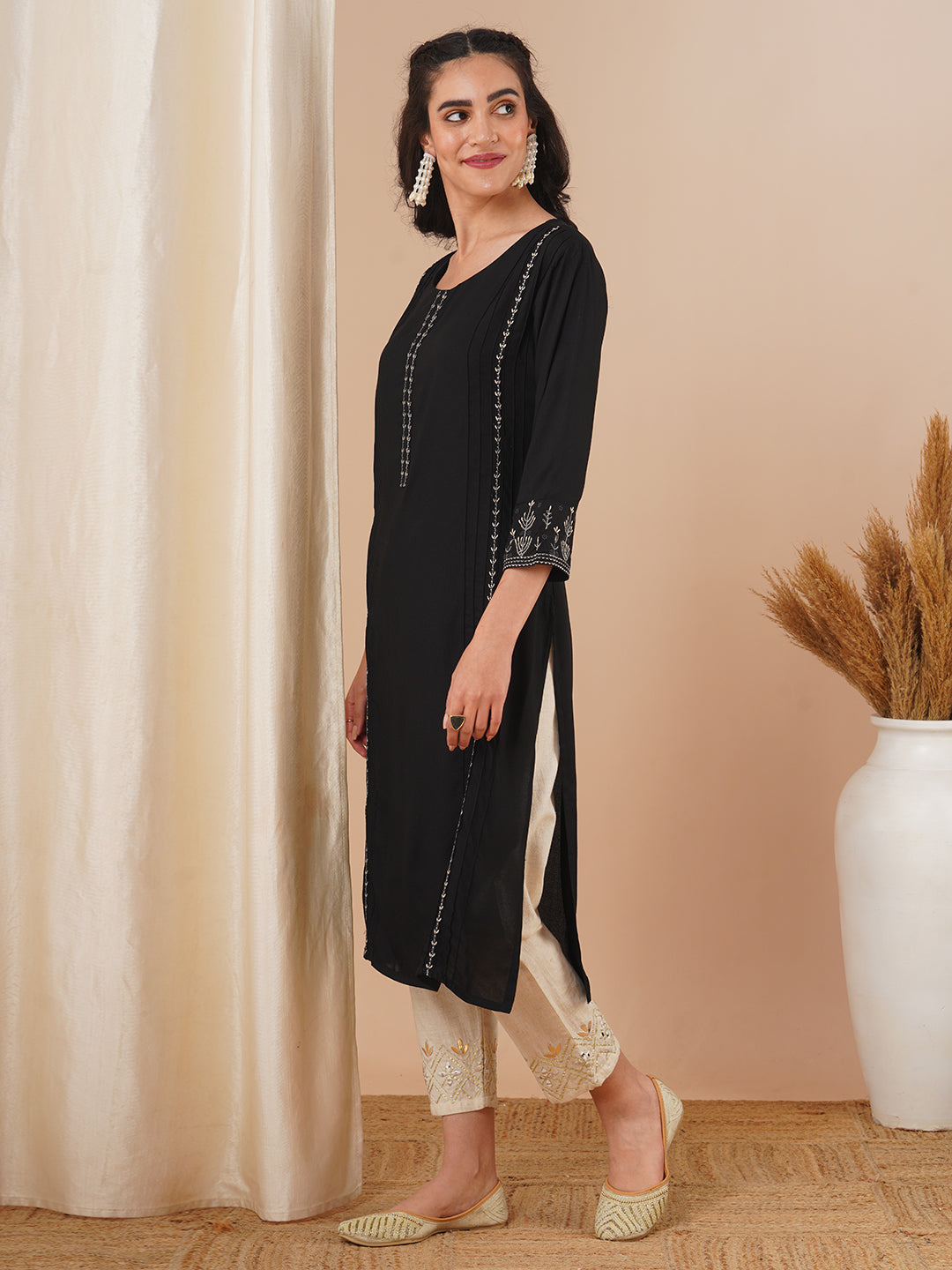 Floral Embroidered Straight Fit Kurta - Black