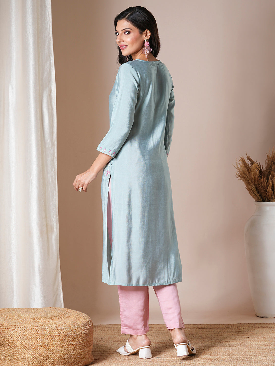 Solid Floral Embroidered Straight Fit Kurta - Blue