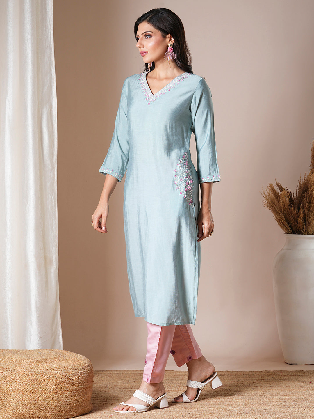 Solid Floral Embroidered Straight Fit Kurta - Blue