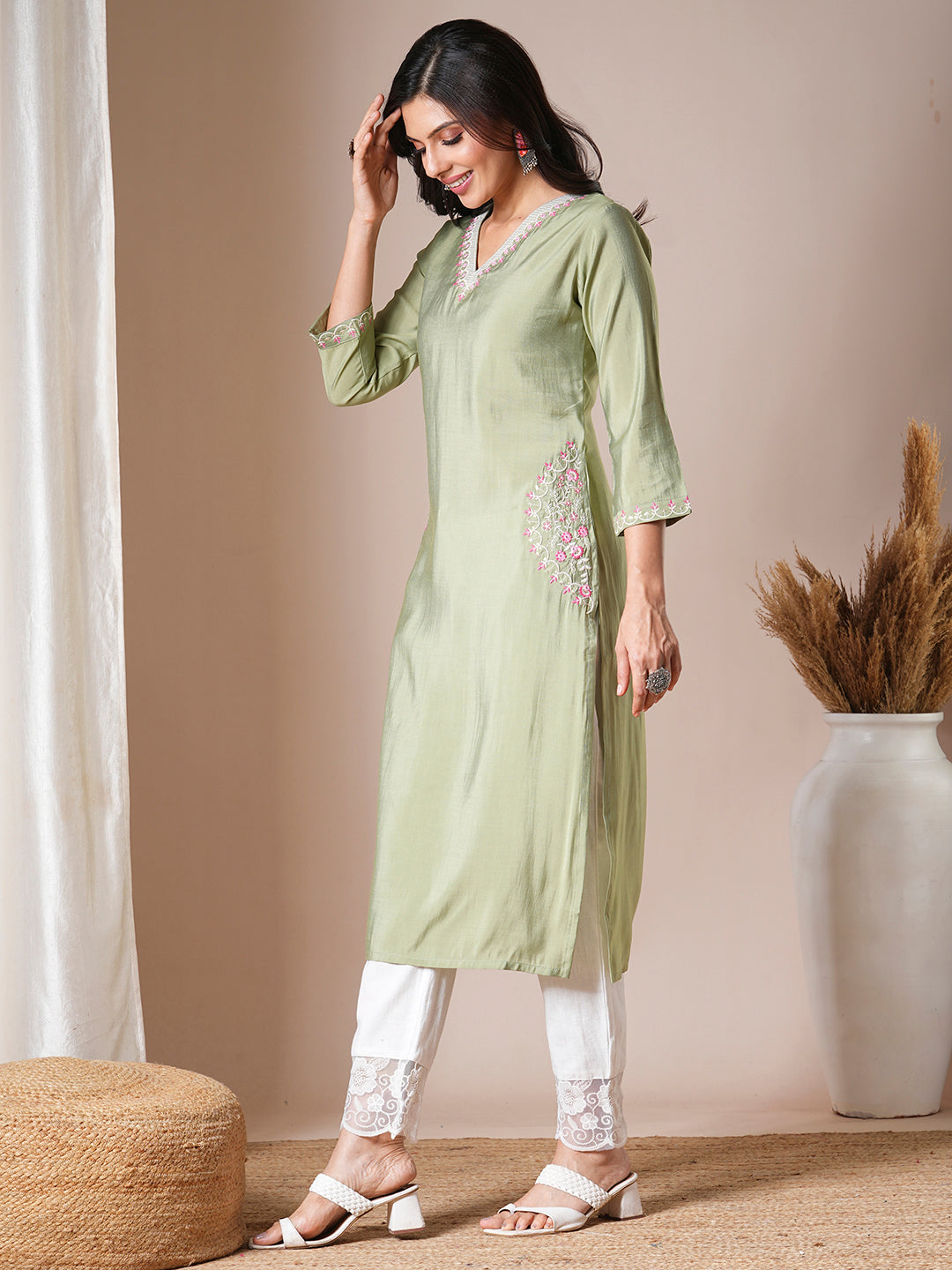 Solid Floral Embroidered Straight Fit Kurta - Green