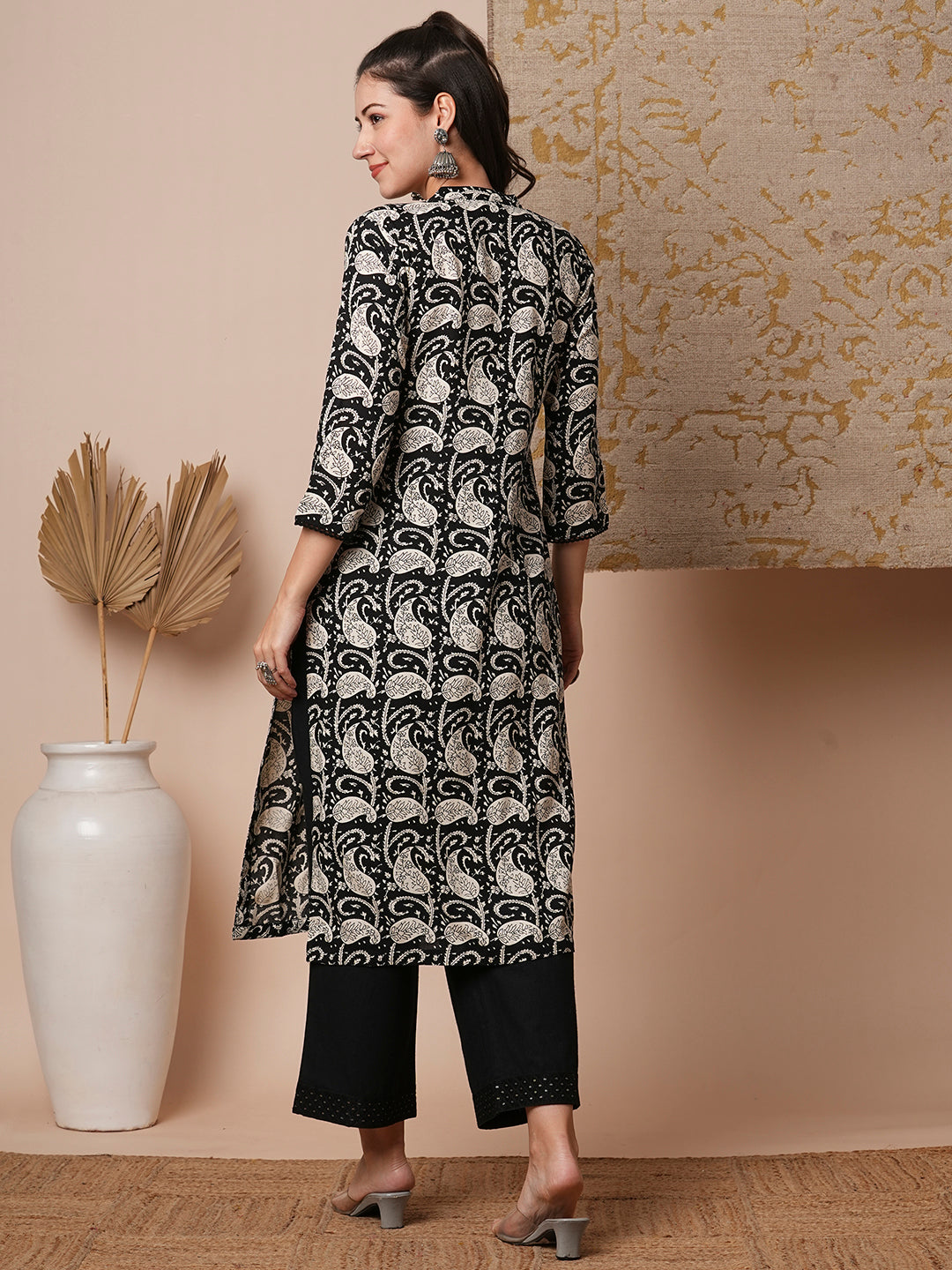 Ethnic Floral Printed Straight Fit Kurta - Black