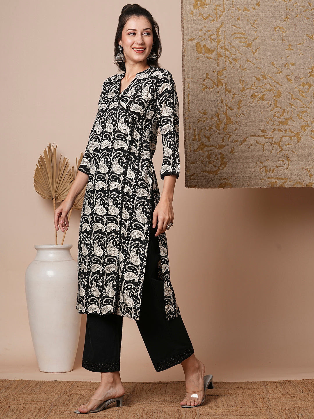 Ethnic Floral Printed Straight Fit Kurta - Black