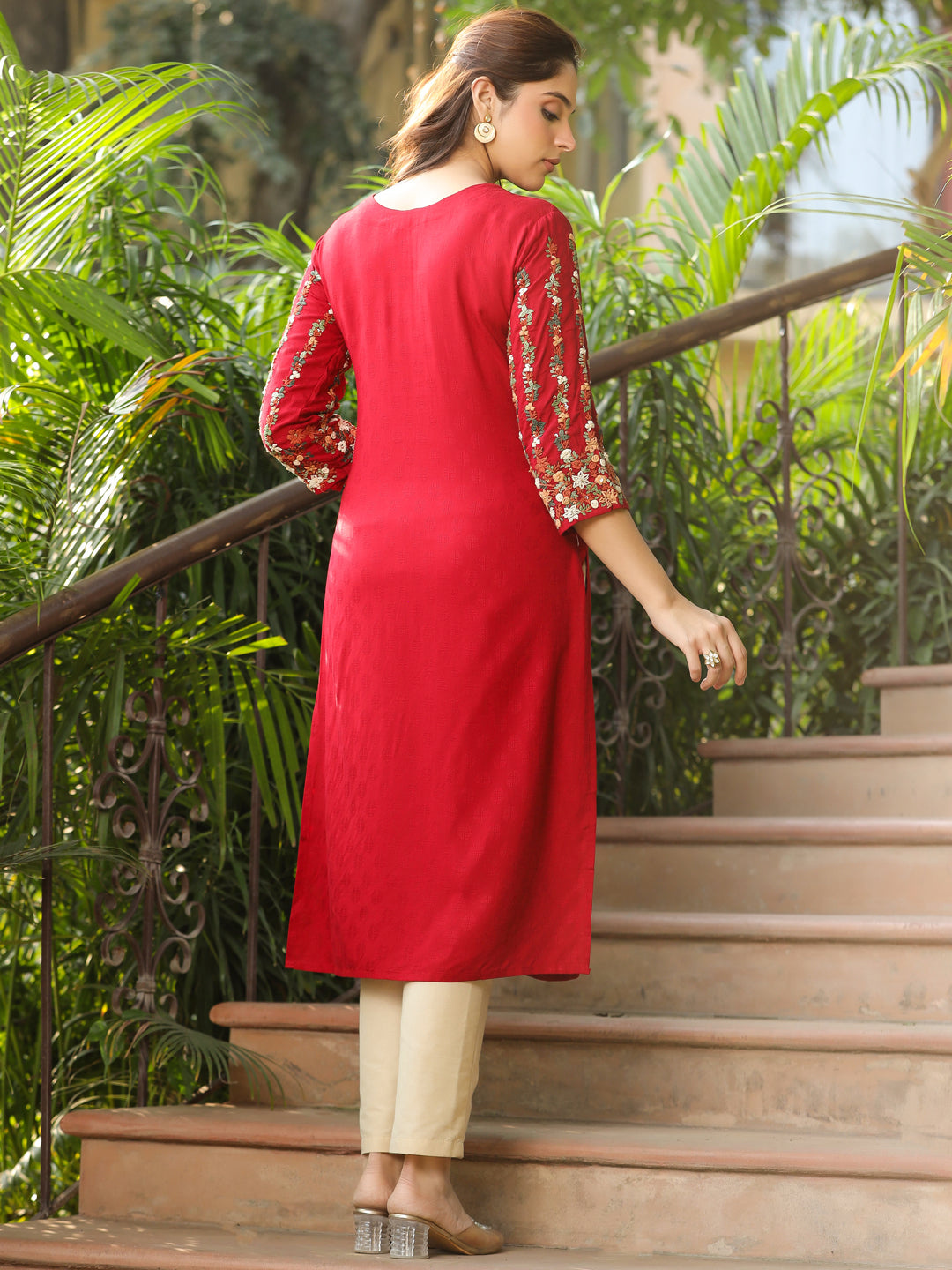 Woven dobby Design Resham & Sequins Floral Embroidered Kurta - Maroon