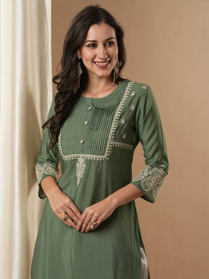 Solid Floral Embroidered Straight Fit Kurta - Green