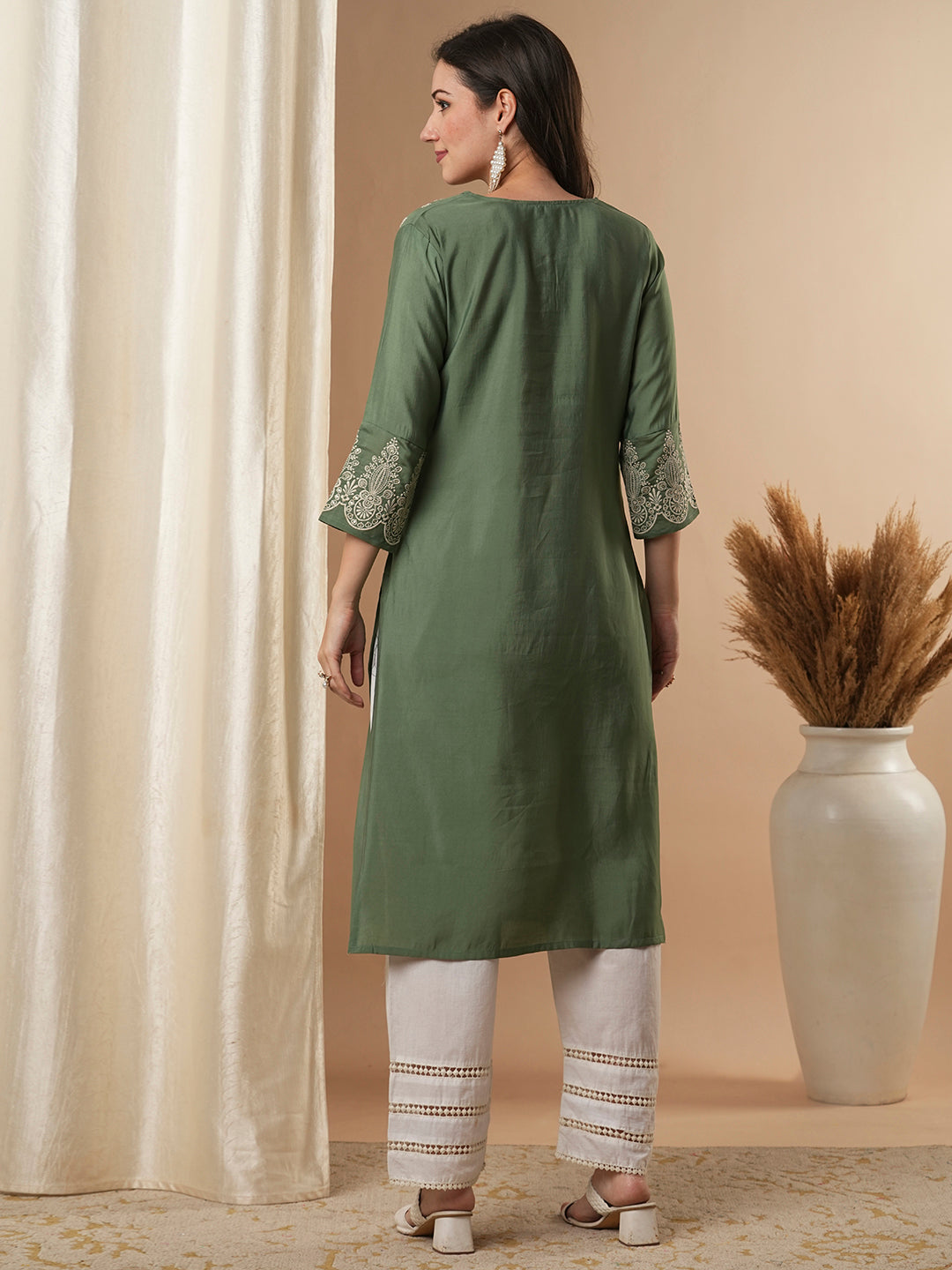 Solid Floral Embroidered Straight Fit Kurta - Green