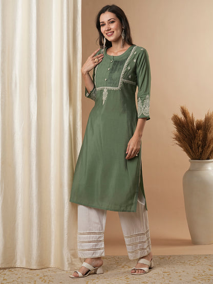 Solid Floral Embroidered Straight Fit Kurta - Green