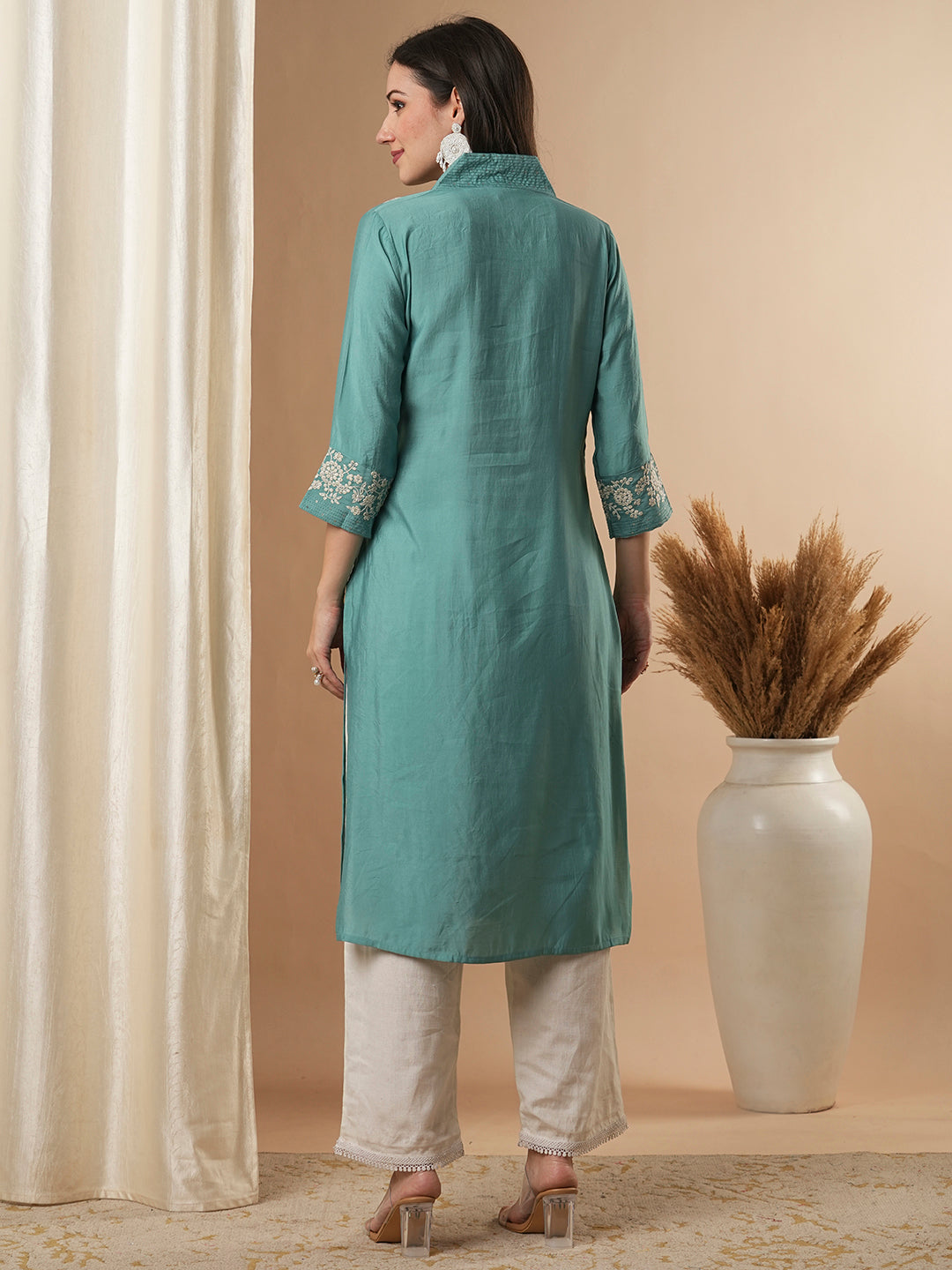 Solid Floral Embroidered Straight Fit Kurta - Green