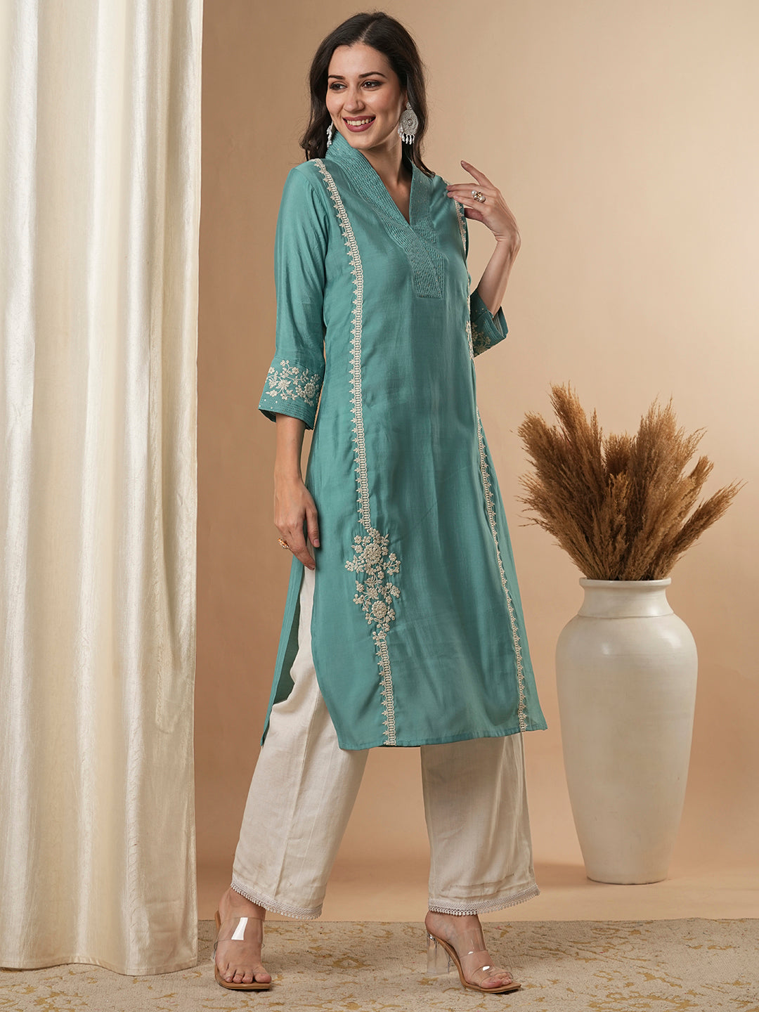 Solid Floral Embroidered Straight Fit Kurta - Green