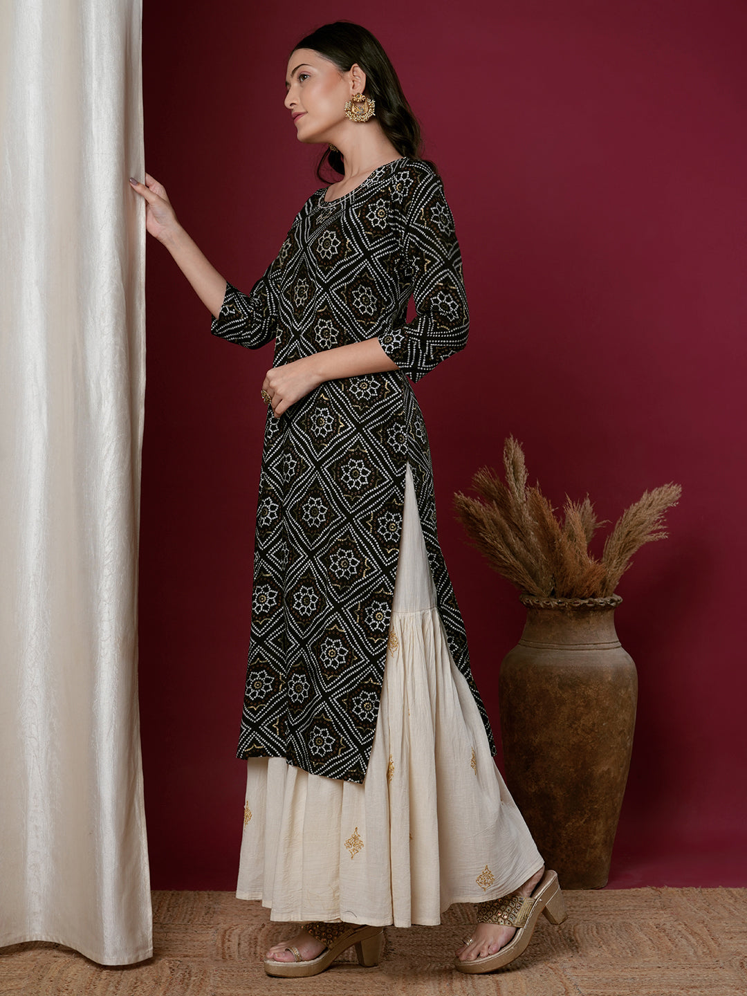 Ethnic Bandhani Printed & Embroidered Straight Fit Kurta - Black