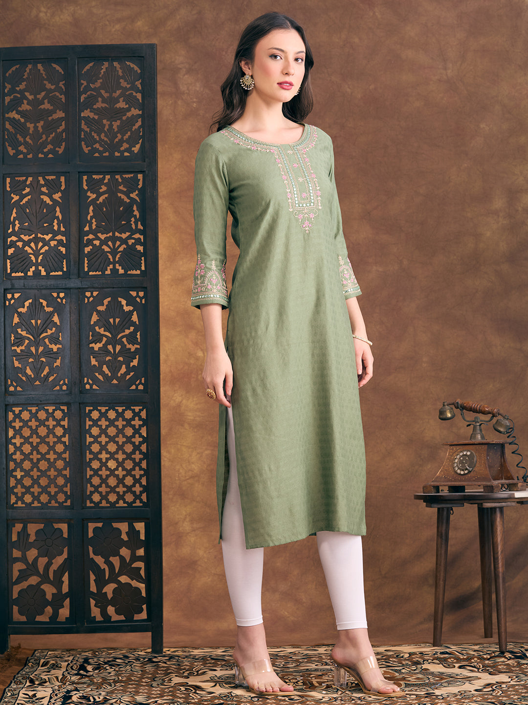 Solid Floral Embroidered Straight Fit Kurta - Green