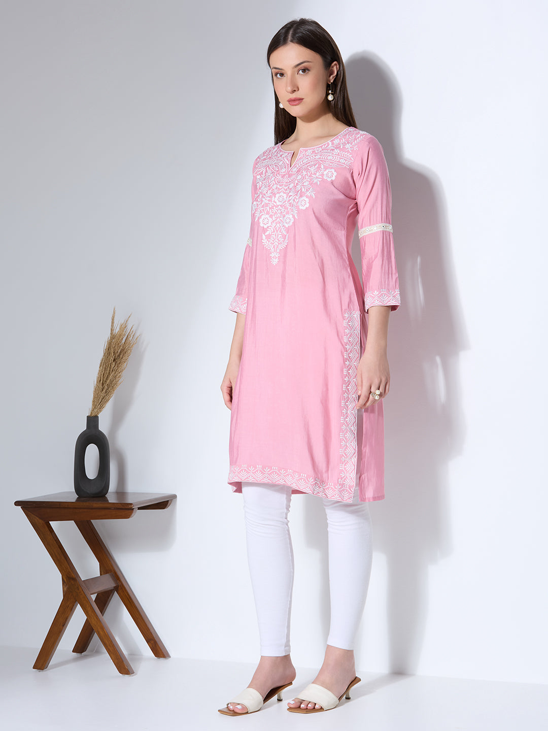 Solid Floral Threadwork Embroidered Straight Fit Kurta - Pink