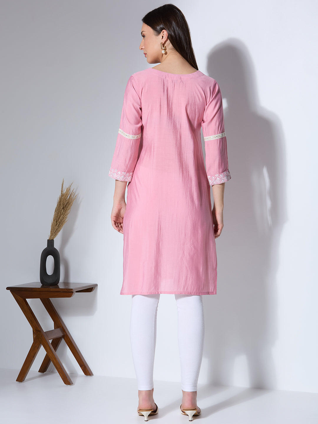 Solid Floral Threadwork Embroidered Straight Fit Kurta - Pink