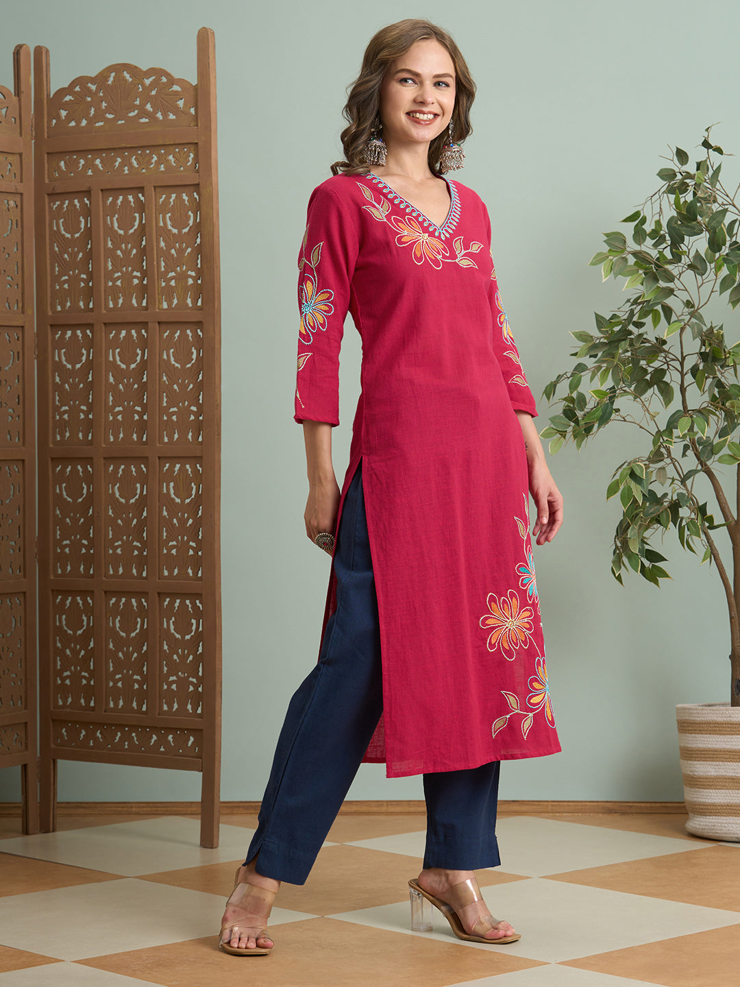 Solid Floral Threadwork Embroidered Straight Fit Kurta - Pink