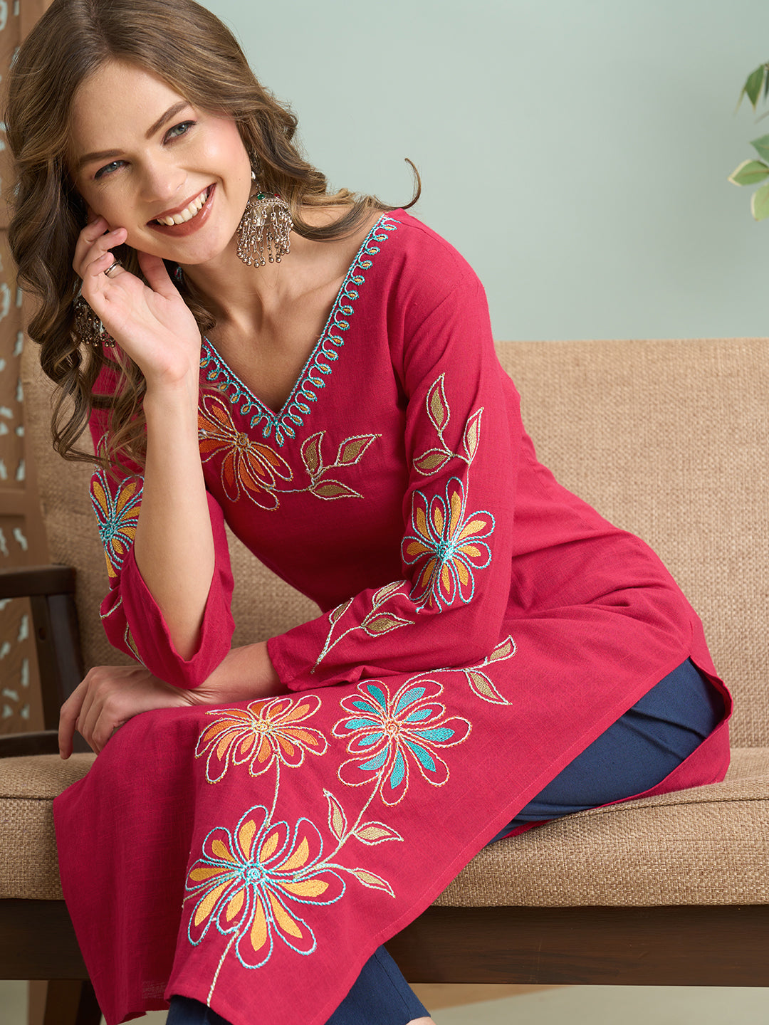 Solid Floral Threadwork Embroidered Straight Fit Kurta - Pink