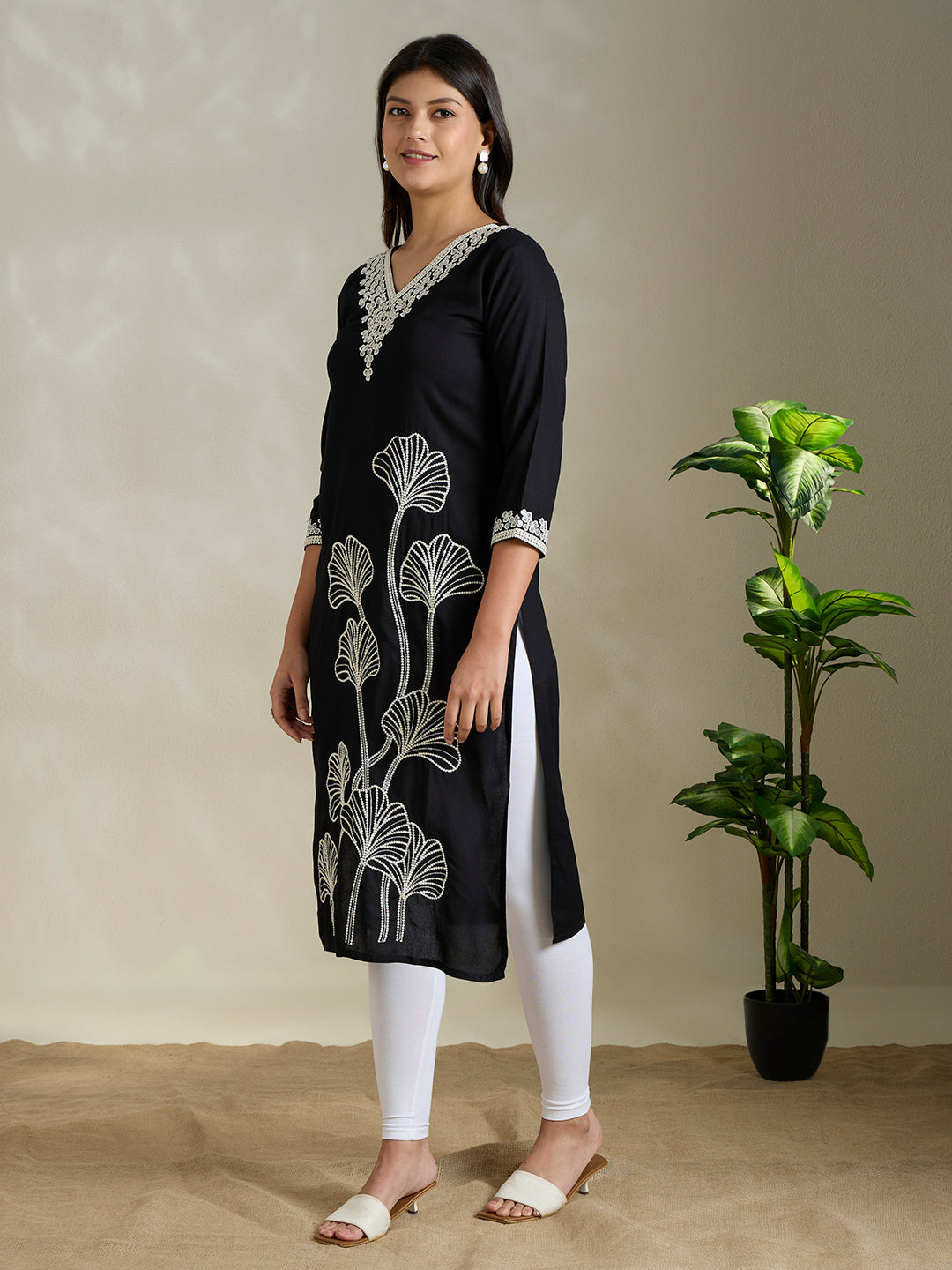 Solid Abstract Floral Embroidered Straight Fit Kurta - Black