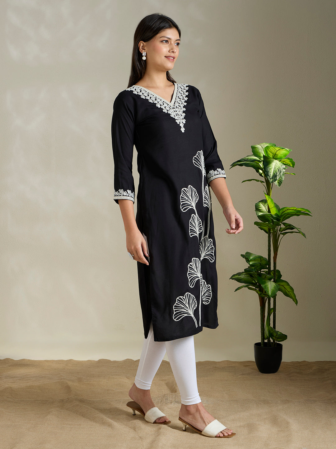 Solid Abstract Floral Embroidered Straight Fit Kurta - Black