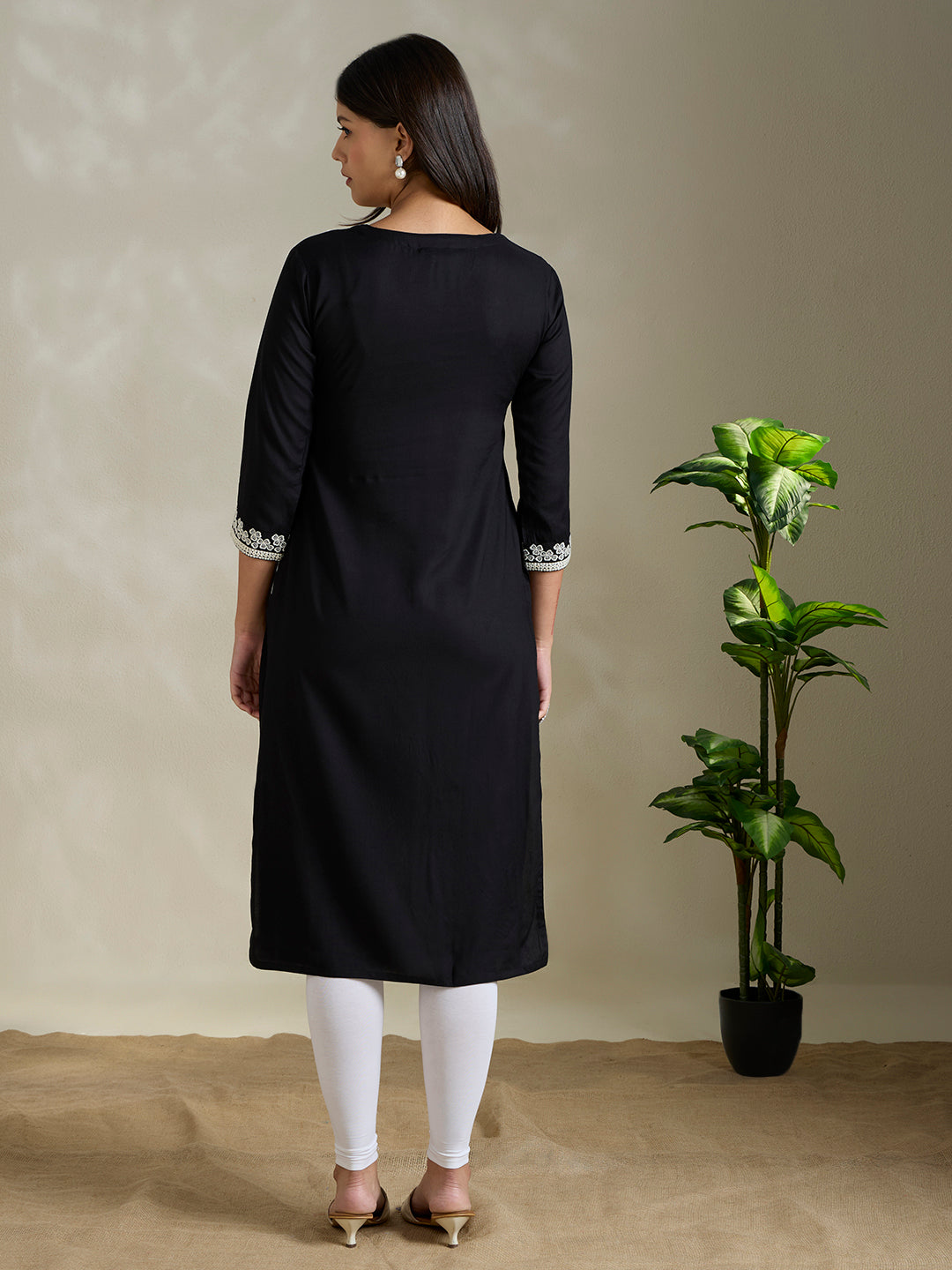 Solid Abstract Floral Embroidered Straight Fit Kurta - Black