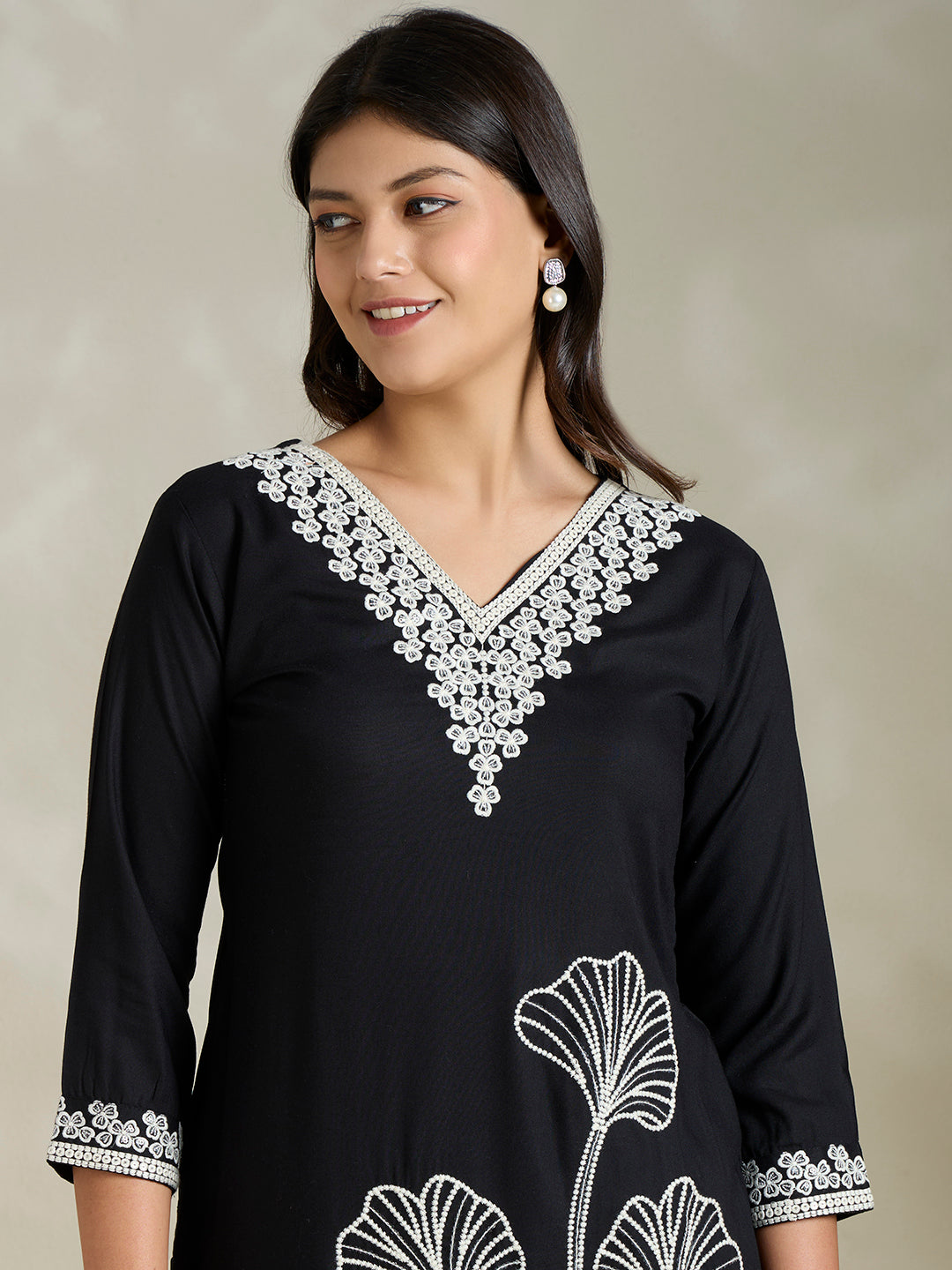 Solid Abstract Floral Embroidered Straight Fit Kurta - Black