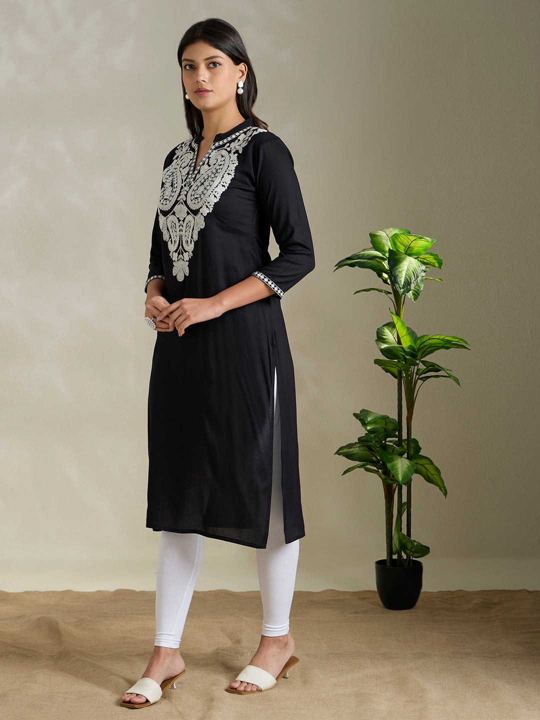 Solid Ethnic Paisley Embroidered Straight Fit Kurta - Black