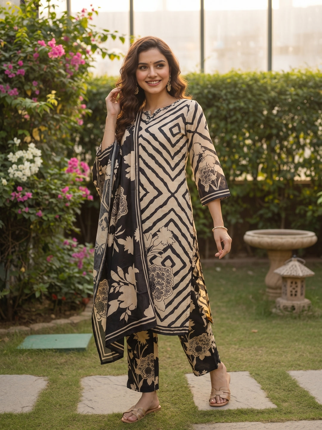 Geometric Abstract Print Mirror Work Straight Kurta with Pant & Dupatta - Black