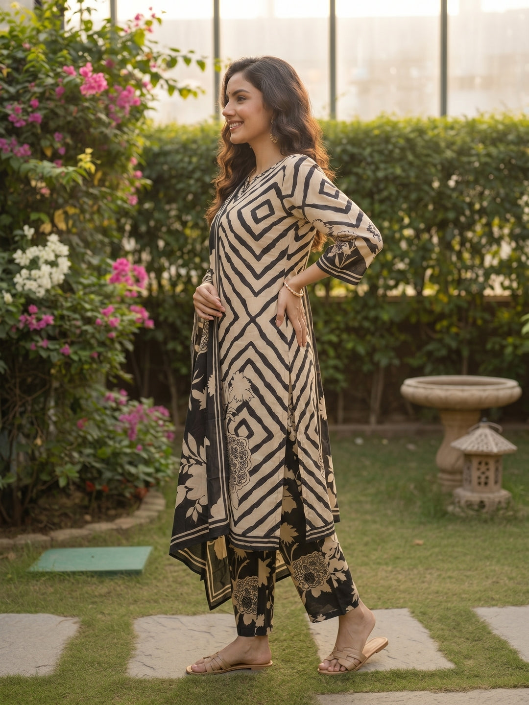 Geometric Abstract Print Mirror Work Straight Kurta with Pant & Dupatta - Black