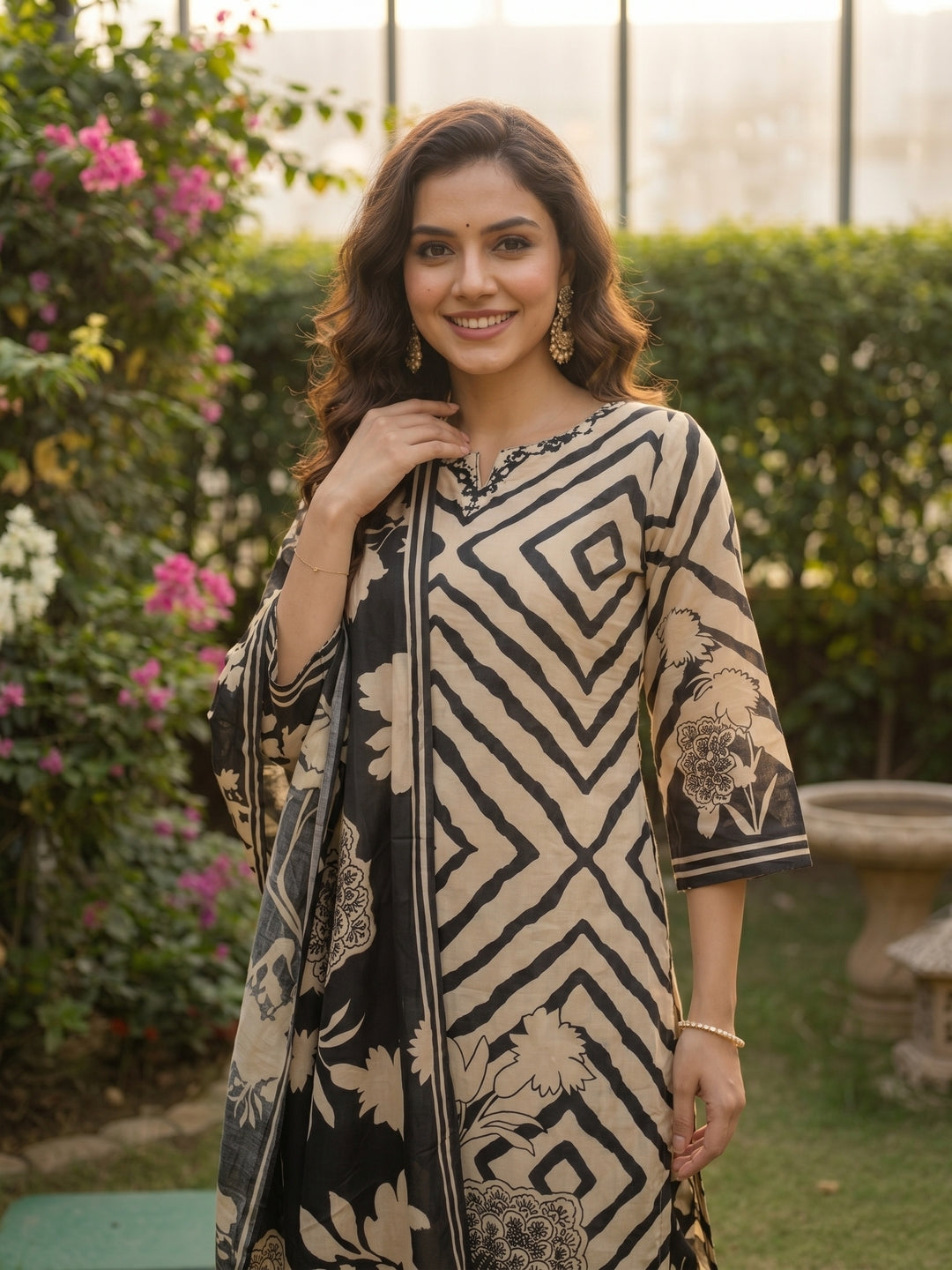 Geometric Abstract Print Mirror Work Straight Kurta with Pant & Dupatta - Black