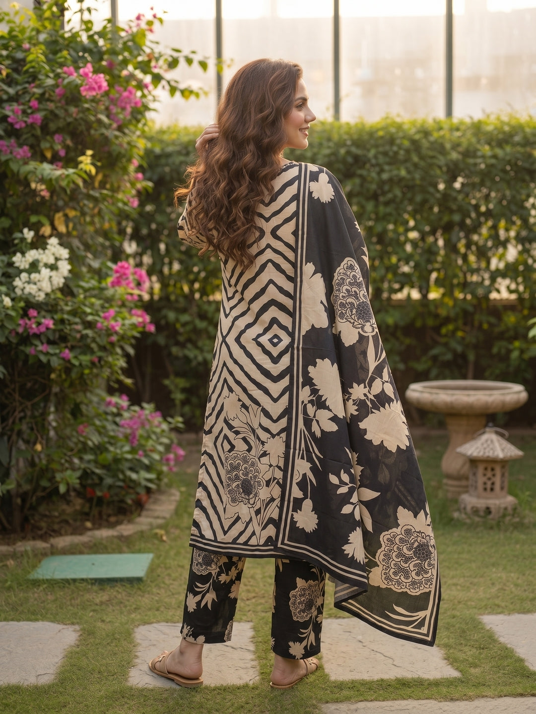 Geometric Abstract Print Mirror Work Straight Kurta with Pant & Dupatta - Black