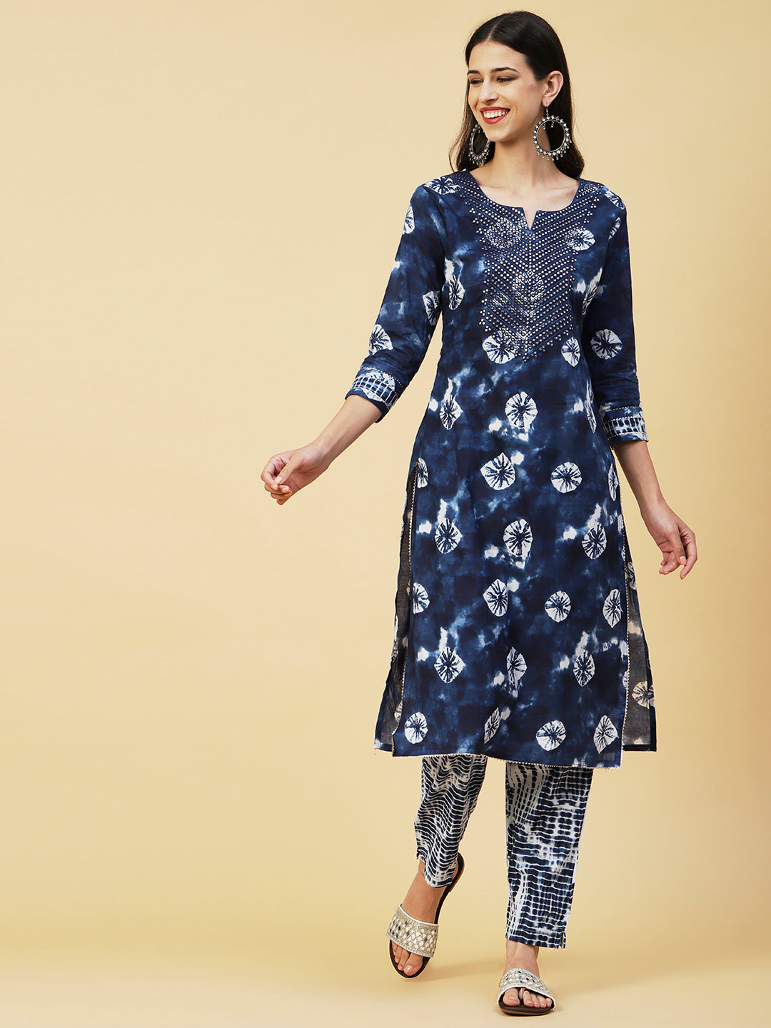 Abstract Tie-Dye Texture Printed Mirror & Resham Embroidered Kurta With Pants - Navy Blue